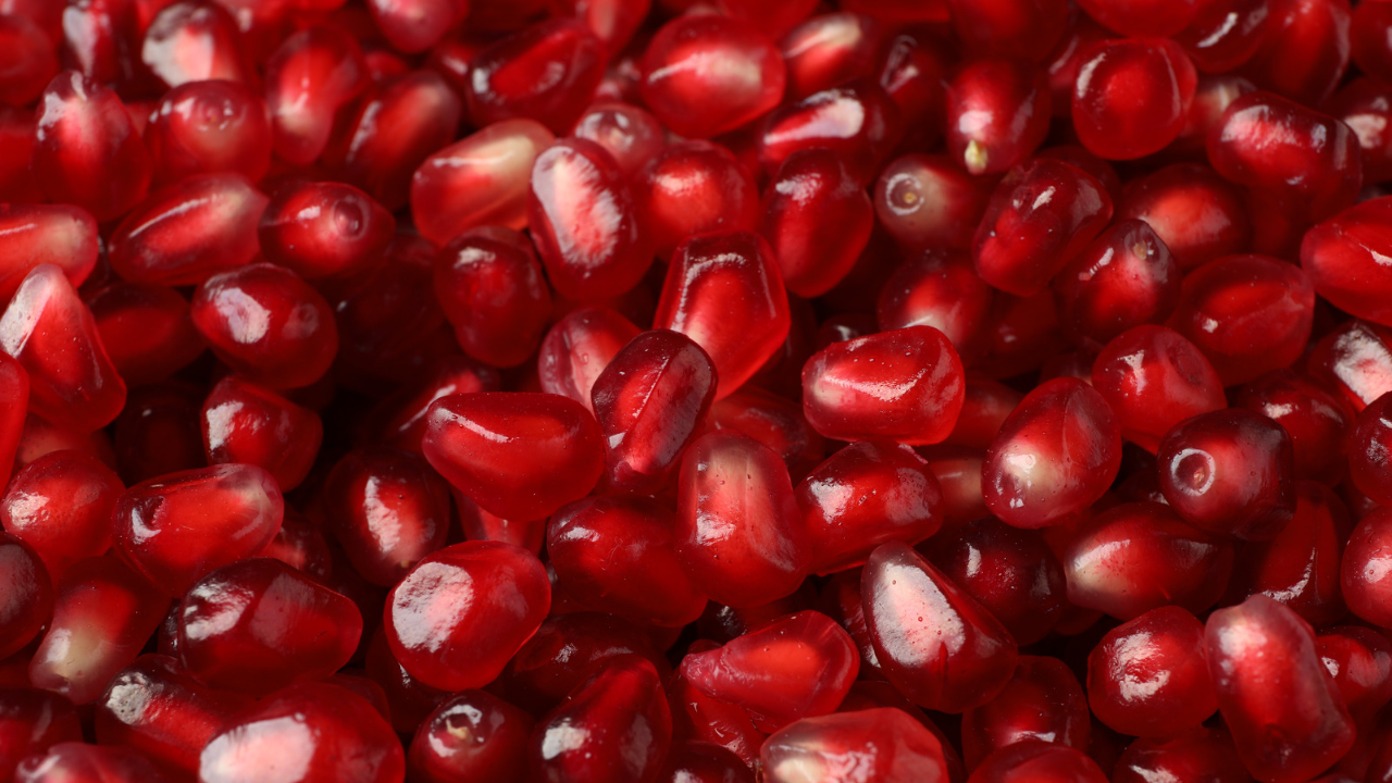 Pomegranate is rich in the antioxidants, polyphenols and ellagic acid, which help protect the skin from damage caused by free radicals. Free radicals can cause premature aging and damage to skin cells.